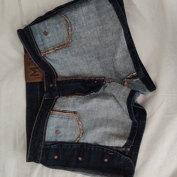 Marc by Marc Jacobs low rise denim shorts. - Picture 14 of 15